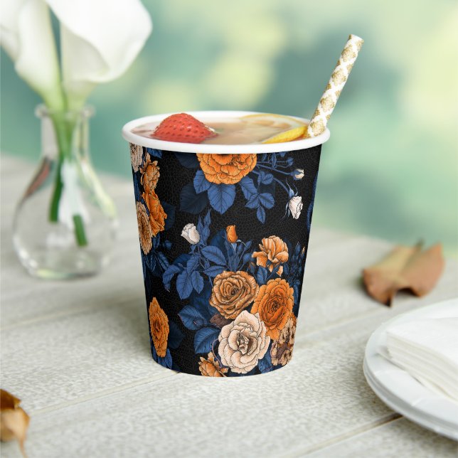 Versteckt in den Rose, orange und blau Pappbecher (In Situ)