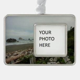Versteckter Strand I im Redwood-Nationalpark Rahmen-Ornament Silber