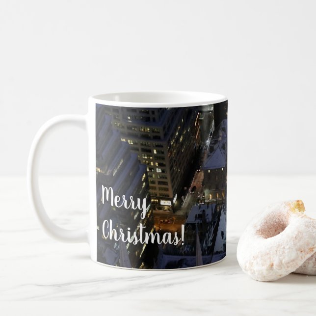 Versteckter Weihnachtsbaum in Manhattan in der Nac Kaffeetasse (Mit Donut)