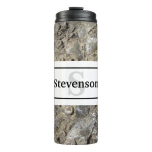 Versteinerter Kalkstein-Felsen mit Namen und Thermosbecher