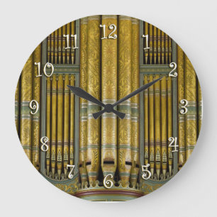 Vert et horloge ronde de tuyaux d'organe d'or