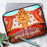 Verteilen Sie das glänzende Zitat goldene Gesicht Laptopschutzhülle<br><div class="desc">"Spread the funkle". Man kann fast die Oom-PA-pa-Musik, abstürzende Symbole und die Auf- und Ab- und Rund-Rund-Bewegung der Frery-Go-Round spüren, wenn man diese goldene und rote Karussell Gesicht Medaillon nah-up Foto neopren Laptop Ärmel. Dieser Laptop-Ärmel ist in drei Größen erhältlich: 15 Zoll, 13 Zoll und 10 Zoll. Ein tolles Geschenk...</div>