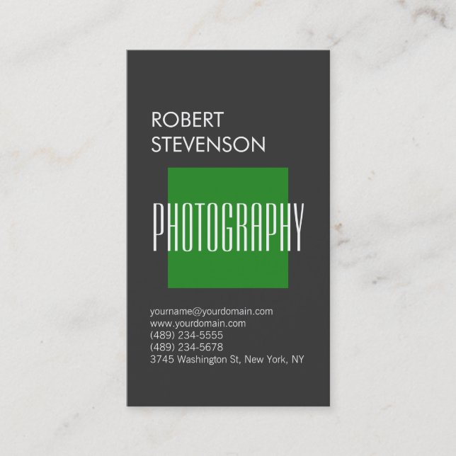 Vertikale Grauwald Green Trendy Business Card Visitenkarte (Vorderseite)