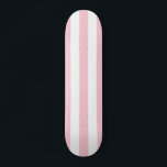 Vertikale Streifen Baby rosa und weiß gestreift Skateboard<br><div class="desc">Vertikale Streifen - hellrosa und weiße Streifen.</div>