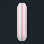 Vertikale Streifen Baby rosa und weiß gestreift Skateboard<br><div class="desc">Vertikale Streifen - hellrosa und weiße Streifen.</div>