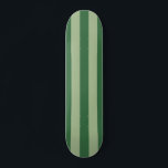 Vertikale Streifen, grün gestreift Skateboard<br><div class="desc">Vertikale Streifen - grün und schlängelgrün gestreiftes Muster.</div>
