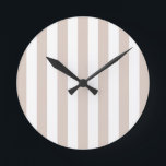 Vertikale Streifen in Beige und Weiß gestreift Runde Wanduhr<br><div class="desc">Vertikale Streifen - beige und weiße Streifen.</div>