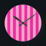 Vertikale Streifen in rosa Runde Wanduhr<br><div class="desc">Vertikale Streifen - rosa und heiß rosa.</div>