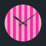 Vertikale Streifen in rosa Runde Wanduhr<br><div class="desc">Vertikale Streifen - rosa und heiß rosa.</div>