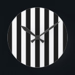 Vertikale Streifen schwarz und weiß gestreift Runde Wanduhr<br><div class="desc">Vertikale Streifen - schwarz-weiß gestreiftes Muster.</div>