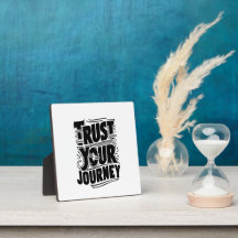 Vertikale Typografie-Kunst "Vertraue deiner Reise"
