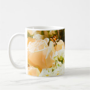 Vertikales Muster weißer Rosen. Jubiläum, hinten Kaffeetasse