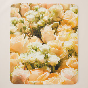 Vertikales Muster weißer Rosen. Jubiläum, hinten Sherpadecke