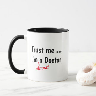 Vertrau mir, ich bin fast Doktor Tasse - Medizinis