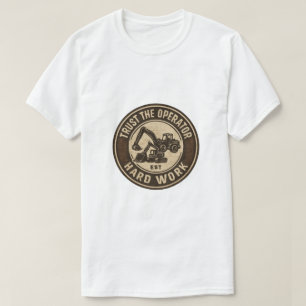 Vertraue dem Bediener Hart arbeit Abzeichen T-Shirt