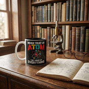 Vertraue keinem Atom, sie erfinden einfach alles Zweifarbige Tasse