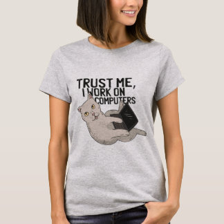 Vertraue mir bei der Arbeit an Computern! Niedlich T-Shirt