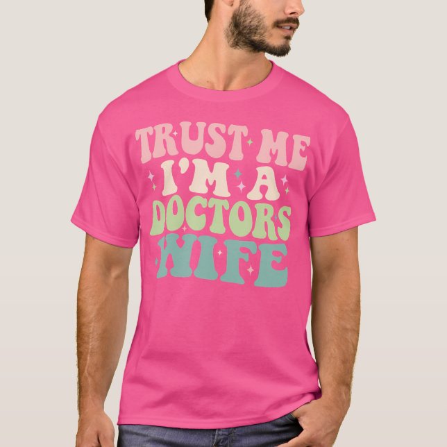 Vertraue mir, dass ich eine Ärztektorin-Ehefrau bi T-Shirt (Vorderseite)