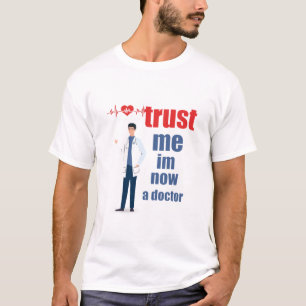 Vertraue mir, dass ich jetzt Arzt bin. T-Shirt
