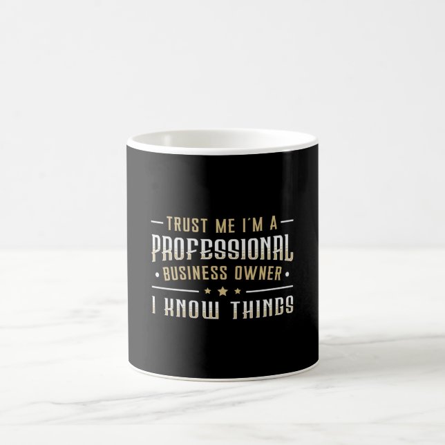 Vertraue mir, ich bin Beruflicher Geschäftsführer Kaffeetasse (Mittel)
