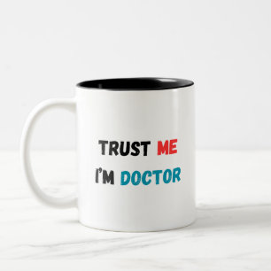 Vertraue mir, ich bin ein Doktor Becher Zweifarbige Tasse