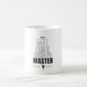 Vertraue mir, ich bin ein lustiges Zitat von Kung  Kaffeetasse