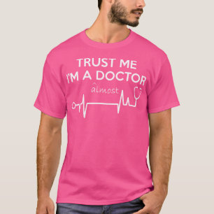 Vertraue mir, ich bin fast Doktor-Funny Medical St T-Shirt