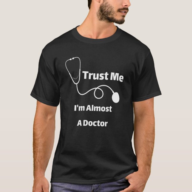 Vertraue mir, ich bin fast Doktor Funny Students T-Shirt (Vorderseite)