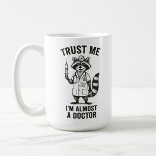 Vertraue mir, ich bin fast ein Arzt - Funny Raccoo Kaffeetasse