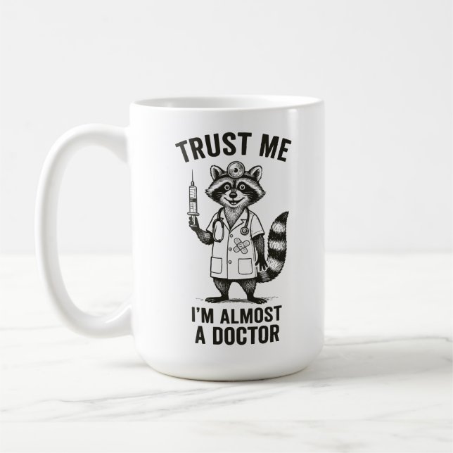 Vertraue mir, ich bin fast ein Arzt - Funny Raccoo Kaffeetasse (Links)