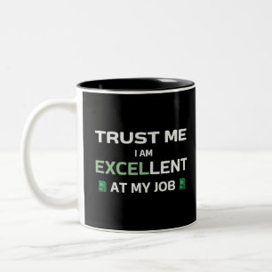 Vertraue mir, ich bin hervorragend bei meiner Arbe Zweifarbige Tasse