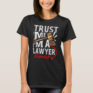 Vertraue mir, ich bin Rechtsanwältin, fast in der  T-Shirt