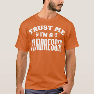 Vertraue mir im Friseur T-Shirt