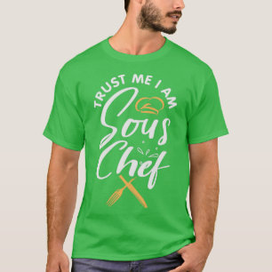 Vertraue mir im sanften Koch Design für einen Sous T-Shirt
