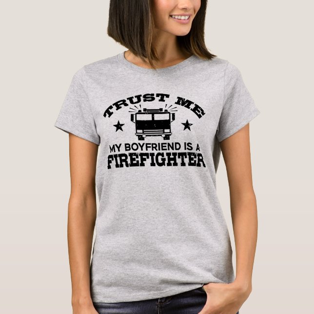 Vertraue mir Mein Freund ist Feuerwehrmann T-Shirt (Vorderseite)