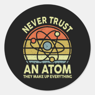 Vertraue niemals einem Atom Lustige Physik-Witze W Runder Aufkleber