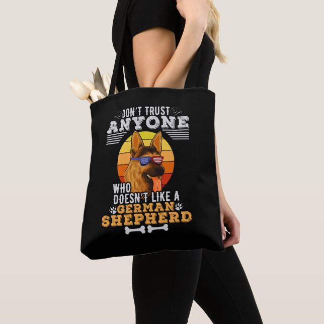 Vertraue niemandem, der keinen deutschen Hirten ma Tasche (Von Nahem)