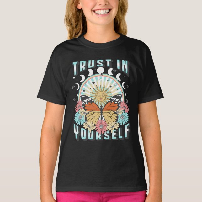 Vertrauen in dich selbst | Sonne und Schmetterling T-Shirt (Vorderseite)