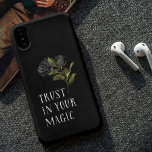 Vertrauen Sie auf Ihre magische Zitat-schwarze Ros Case-Mate iPhone Hülle<br><div class="desc">Gotische und Vintage Handy-Fall,  in dem schwarze Rose mit einem Text dargestellt werden,  der "Vertrauen in Ihre Magie" sagt.</div>