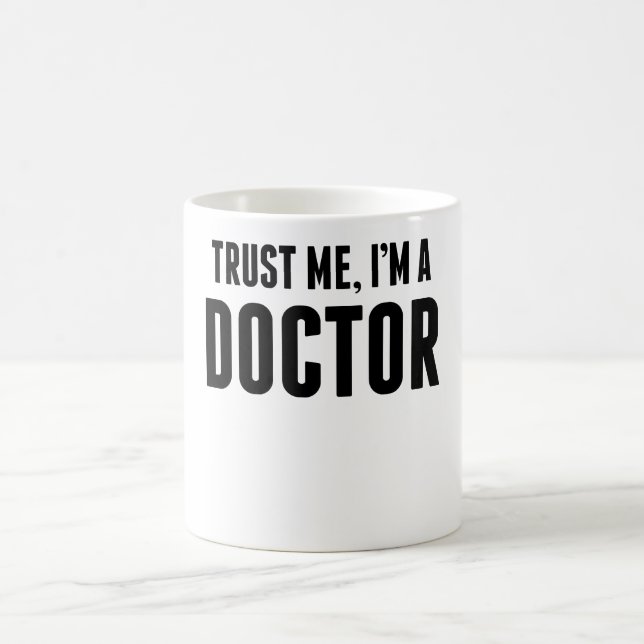 Vertrauen Sie, dass ich ich ein Doktor bin Kaffeetasse (Mittel)