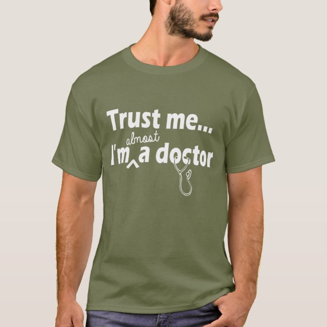 vertrauen Sie, dass ich ich fast ein Doktor bin T-Shirt (Vorderseite)