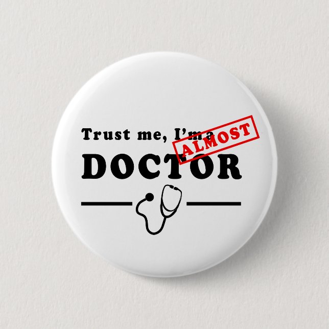 Vertrauen Sie, dass ich ich FAST ein Doktor Button (Vorderseite)