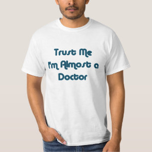 Vertrauen Sie, dass ich ich fast ein Doktor T-Shirt