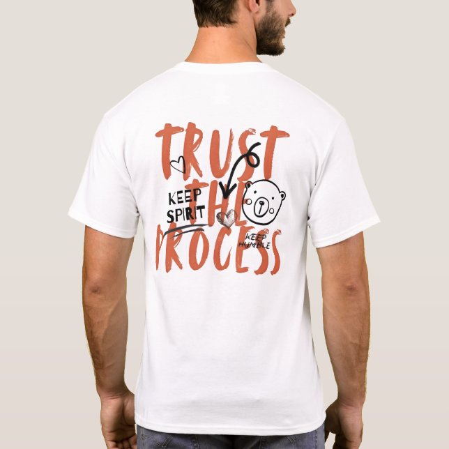 Vertrauen Sie dem Prozess T-Shirt (Rückseite)