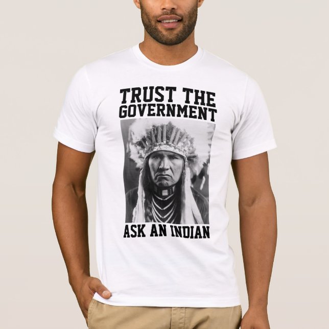 VERTRAUEN SIE DER REGIERUNG INDISCHE T - SHIRT T-S (Vorderseite)