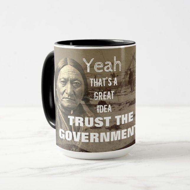 Vertrauen Sie der Regierung Poster verwundete Knie Tasse (Vorderseite Links)