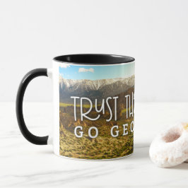 Vertrauen Sie der Reise, gehen Geocaching Geocache Tasse
