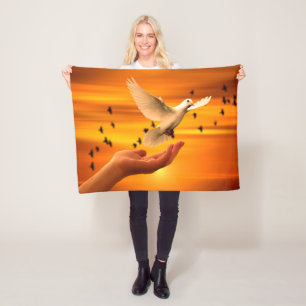 Vertrauen Sie Gott mit Taube in der Hand Fleecedecke