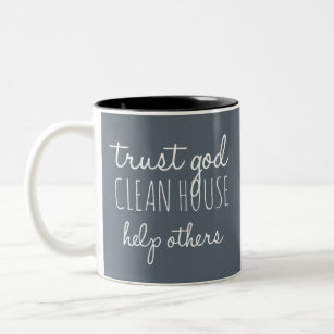 Vertrauen Sie Gott sauberes Haus anderen helfen -  Zweifarbige Tasse