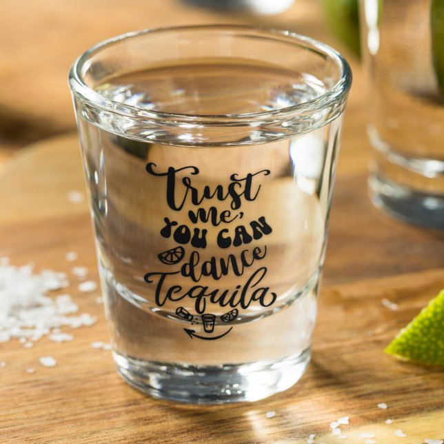 Vertrauen Sie mir, dass Sie Tequila tanzen können Schnapsglas (Von Creator hochgeladen)
